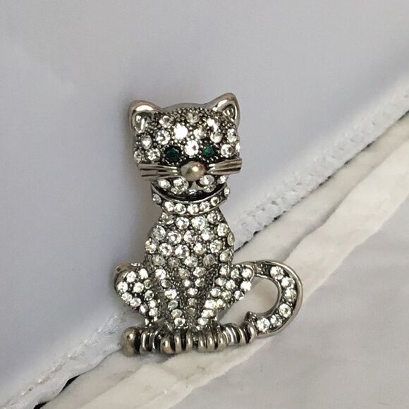 Cara Crystal Cat Pin (G1) - Picture 2 of 6